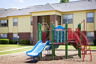 McKinney Park Apartments in Denton, TX - Foto de edificio - Building Photo