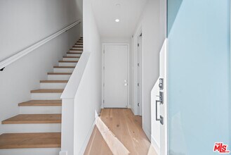 3232 S Barrington Ave in Los Angeles, CA - Building Photo - Building Photo