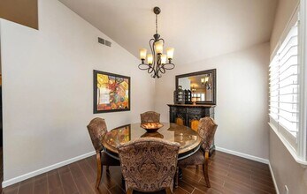 562 W White Oak Dr in Hanford, CA - Foto de edificio - Building Photo