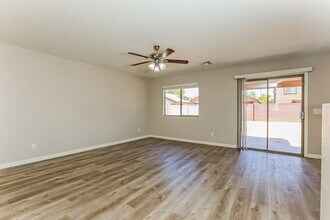 8465 W Riley Rd in Tolleson, AZ - Foto de edificio - Building Photo