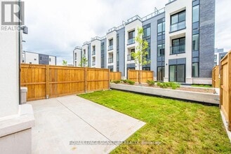 3010 Trailside Dr in Oakville, ON - Building Photo - Building Photo