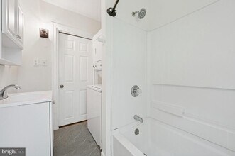 111 W Queen Ln in Philadelphia, PA - Building Photo - Building Photo