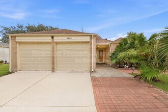 8819 Kindlewood Dr in Houston, TX - Foto de edificio - Building Photo