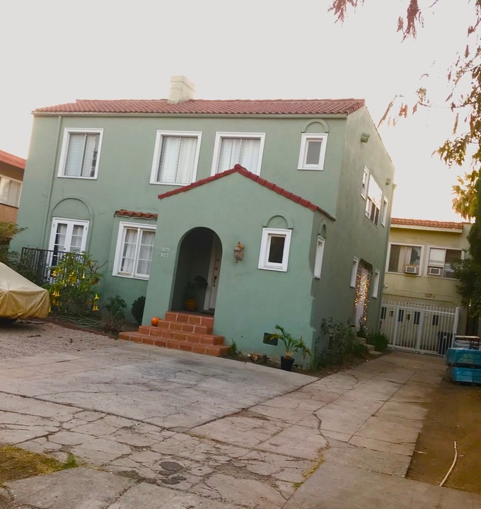 925 N Croft Ave in Los Angeles, CA - Building Photo