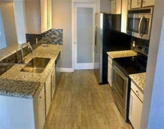 2445 NW 33rd St in Oakland Park, FL - Building Photo - Building Photo