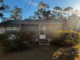 500 Azalea St in Hinesville, GA - Building Photo