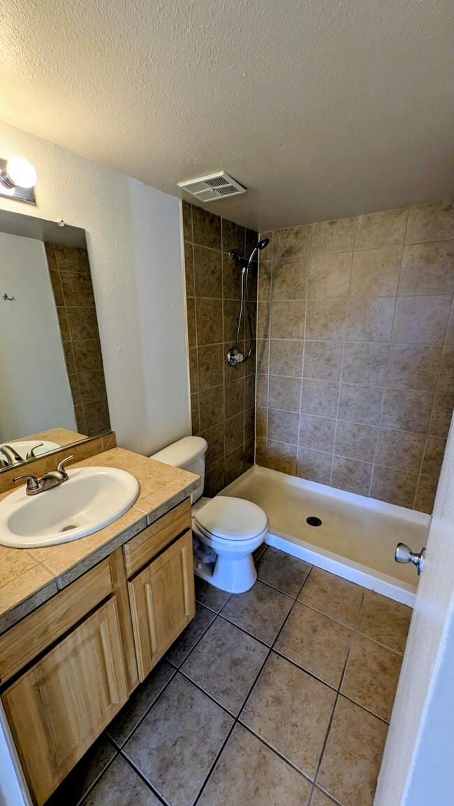 1810 E Blacklidge Dr in Tucson, AZ - Foto de edificio - Building Photo