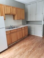 609 W Cottonwood St, Unit 609 1/2 in Freeport, IL - Building Photo