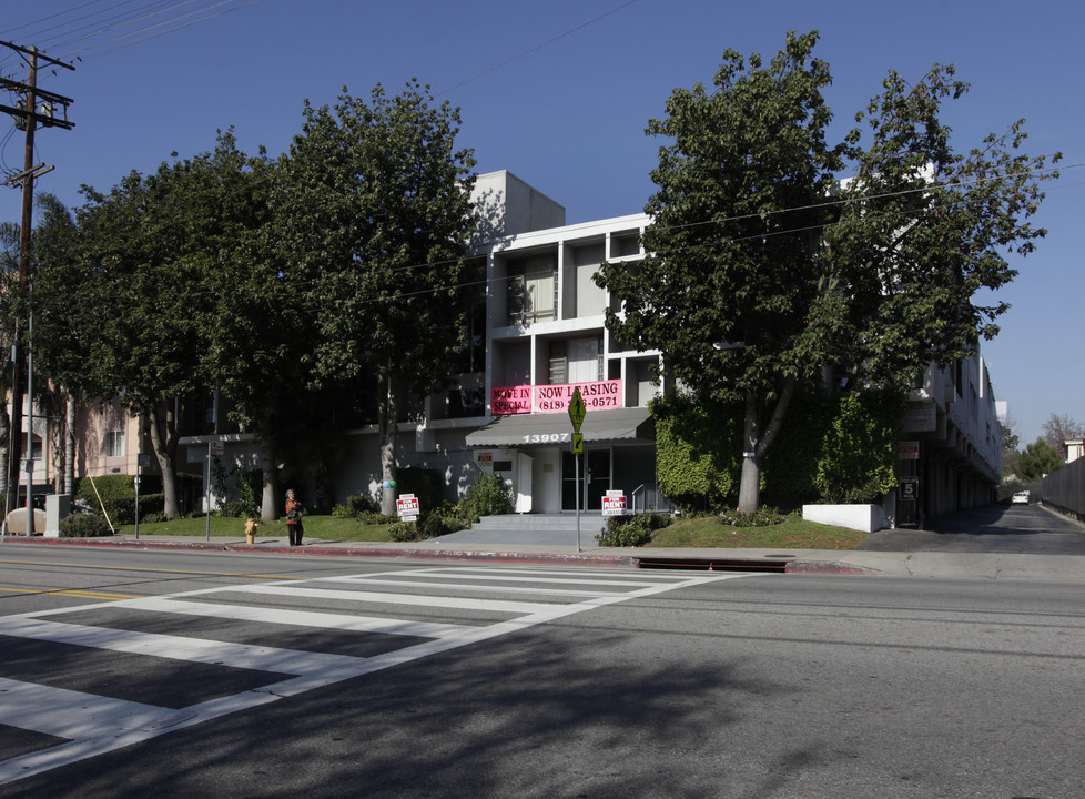 Oxnard Apartments in Van Nuys, CA - Building Photo