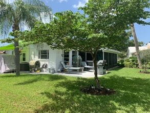 6125 Rockefeller Ave in Sarasota, FL - Building Photo - Building Photo