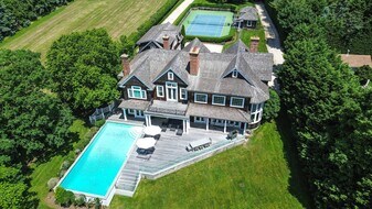 936 Cobb Rd W in Water Mill, NY - Building Photo