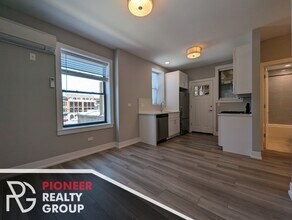 3935 N Janssen Ave, Unit #3943.5-E2 in Chicago, IL - Building Photo - Building Photo