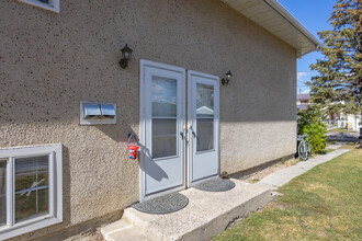 130 8 Av SW in High River, AB - Building Photo - Building Photo