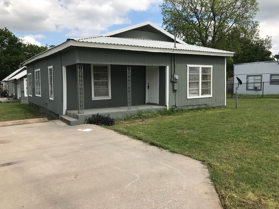 201 Main St in Newark, TX - Building Photo