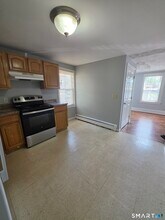 8 Mannz St in Hartford, CT - Building Photo - Building Photo