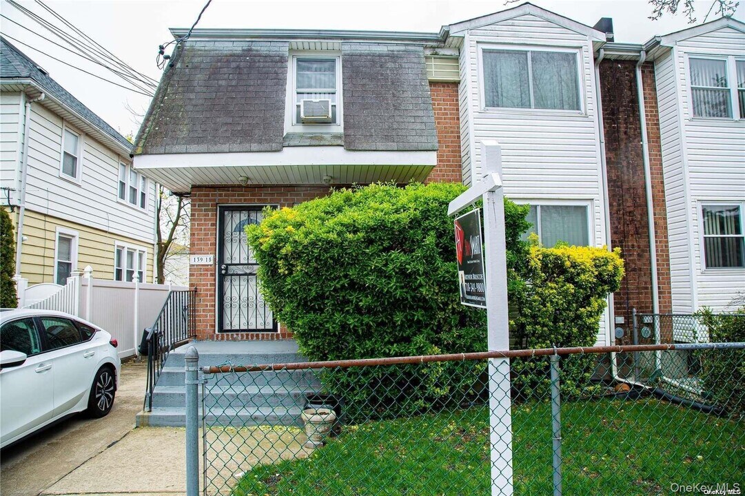 139-15 254th St in Queens, NY - Building Photo