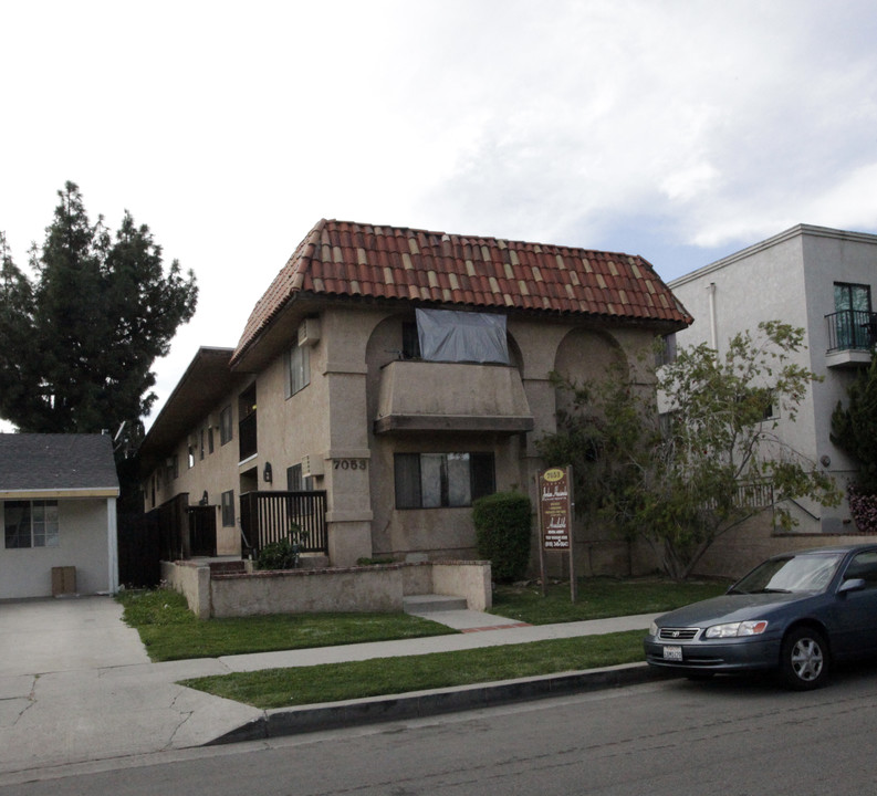 Jordan Hacienda Apartments in Canoga Park, CA - Foto de edificio