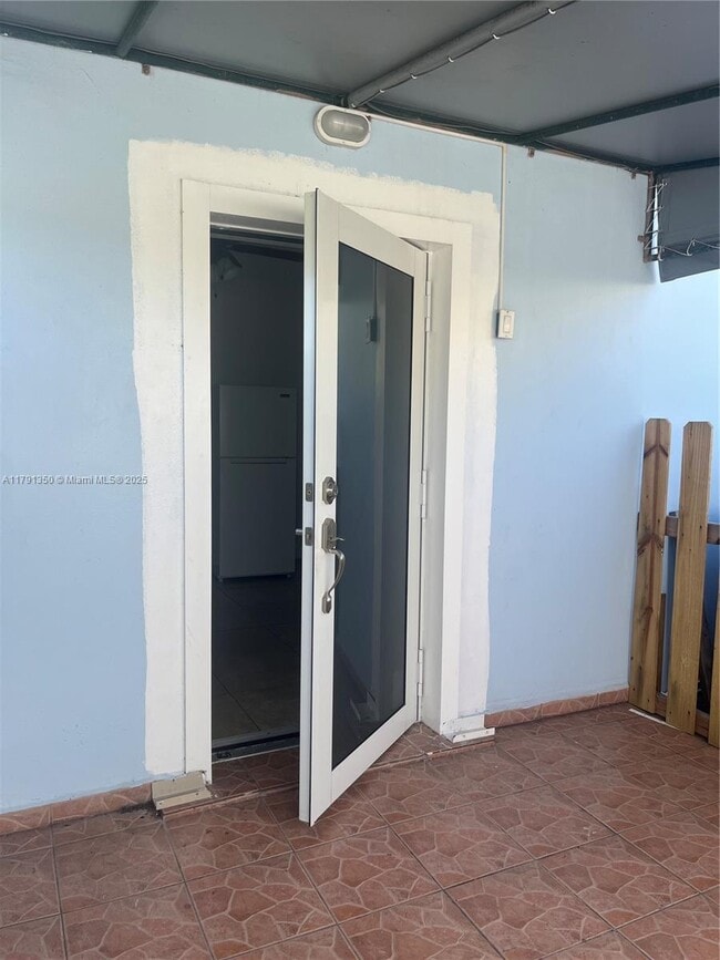 3325 Village Green Dr in Miami, FL - Building Photo - Building Photo