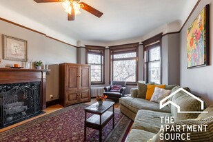 825 W Diversey Pky, Unit 3W in Chicago, IL - Building Photo