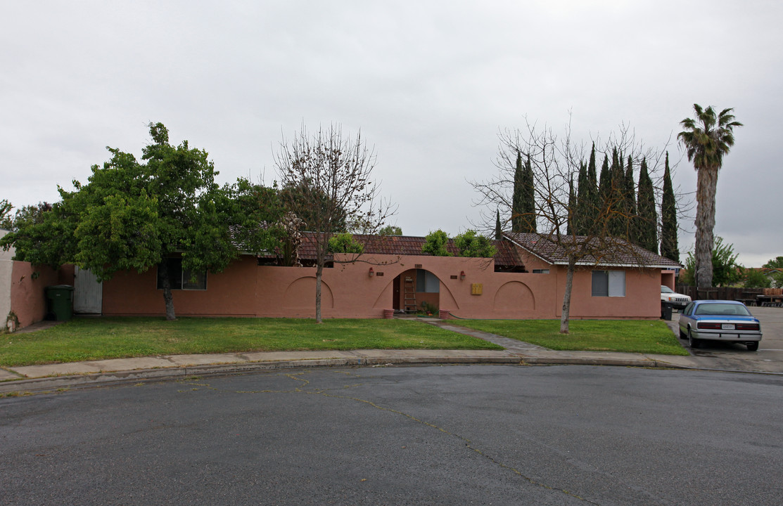 581 Tulane Way in Turlock, CA - Foto de edificio