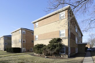 1217-1301 E Roosevelt Rd in Wheaton, IL - Foto de edificio - Building Photo