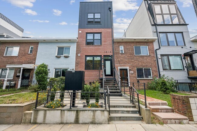 1519 K St SE, Unit 201 in Washington, DC - Building Photo - Building Photo