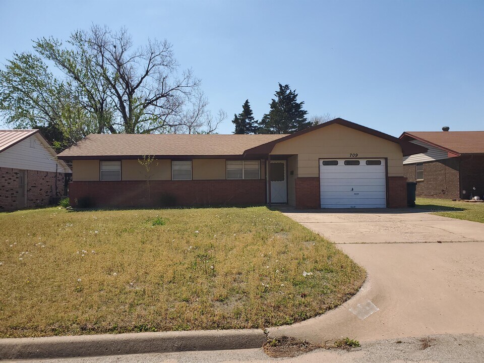 709 Quapaw Dr in Enid, OK - Building Photo
