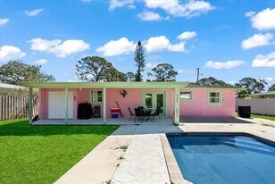 5332 Nutmeg Ave in Sarasota, FL - Building Photo