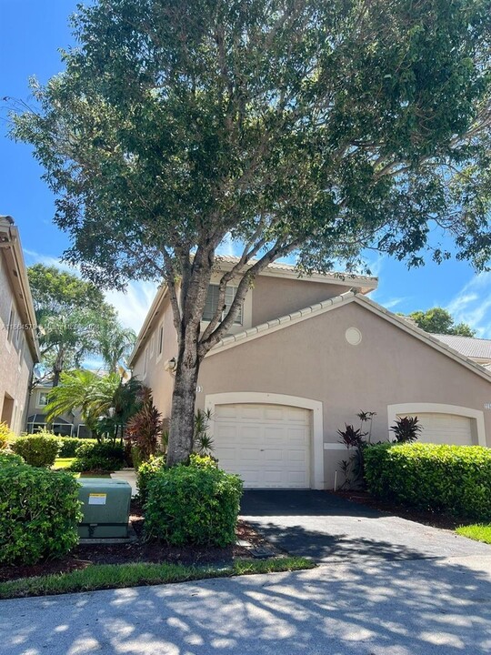 2244 Salerno Cir in Weston, FL - Building Photo