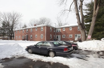 Emerson Village in Wethersfield, CT - Foto de edificio - Building Photo