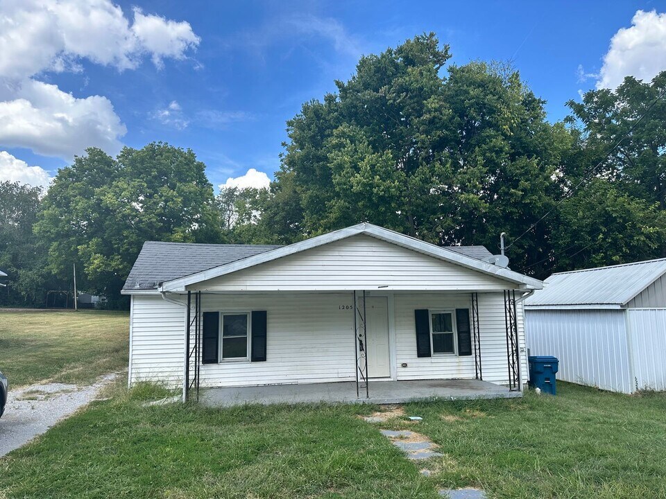 1205 W Walnut St in Danville, KY - Building Photo