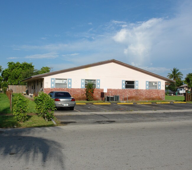 2249 NW 57th Ave in Fort Lauderdale, FL - Building Photo - Building Photo