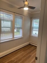 42 Hillwood St, Unit 3 in Cranston, RI - Foto de edificio - Building Photo