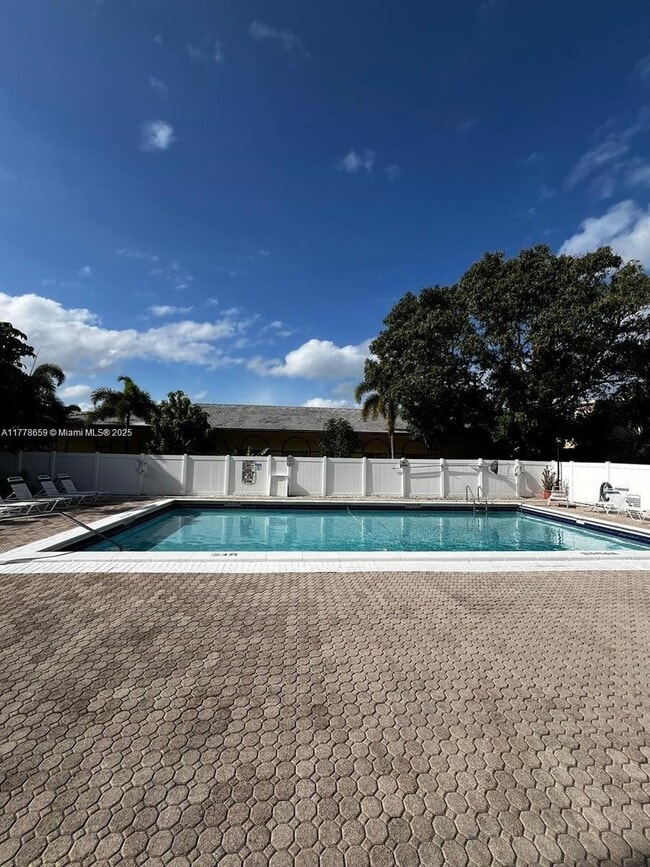 1301 NE 7th St in Hallandale Beach, FL - Building Photo - Building Photo