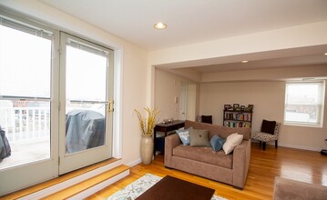 305 Washington St, Unit #1 in Brookline, MA - Building Photo - Building Photo