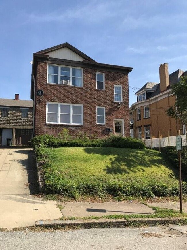 2709 Pyramid Ave in Brentwood, PA - Building Photo - Building Photo