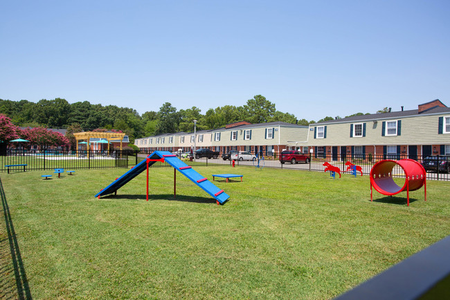 Newport Crossing Townhomes in Newport News, VA - Building Photo - Building Photo