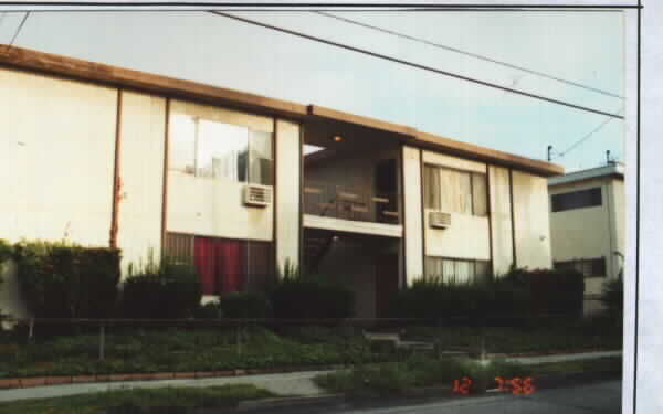 209 S St. Louis St in Los Angeles, CA - Building Photo