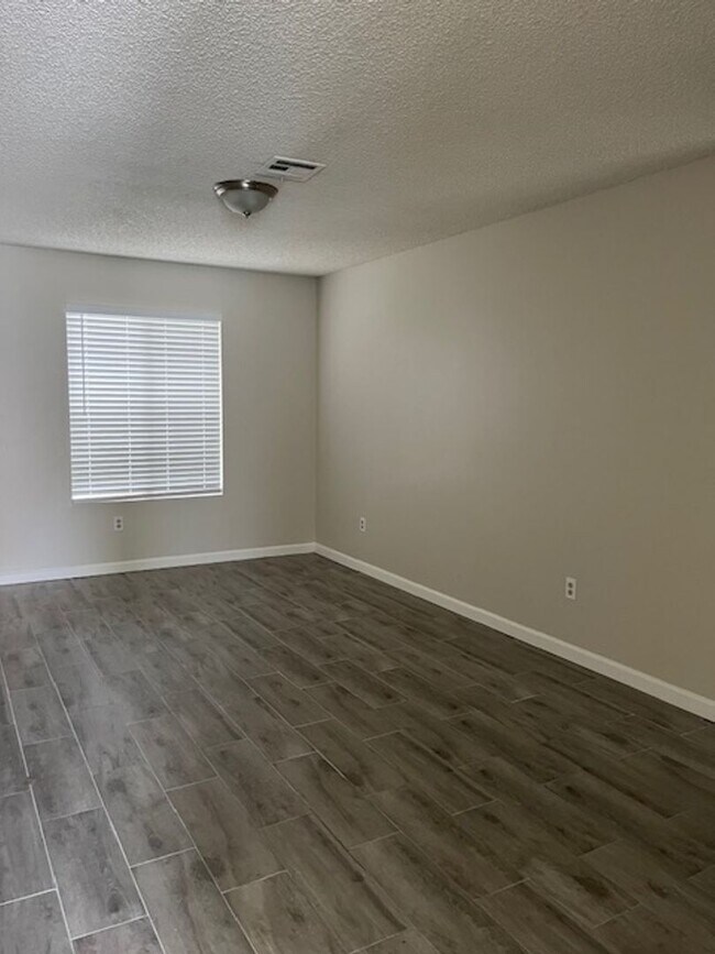 9401 Thistlewood Ct in Bakersfield, CA - Foto de edificio - Building Photo