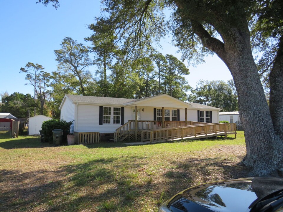 129 Bayshore Dr in Cape Carteret, NC - Building Photo