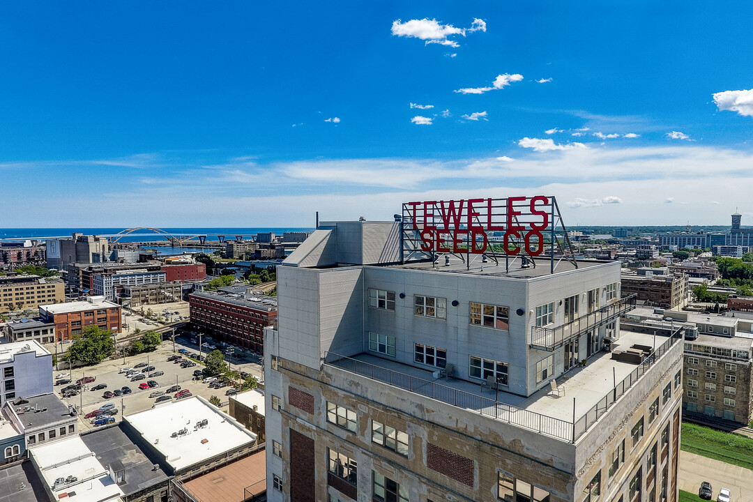 Teweles Seed Tower Apartments in Milwaukee, WI - Building Photo