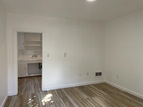 202 Bicknell Ave, Unit UNIT 8 in Santa Monica, CA - Building Photo - Building Photo