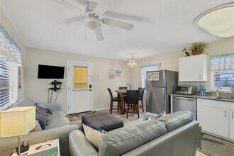 301 Avenida Madera in Sarasota, FL - Building Photo - Building Photo