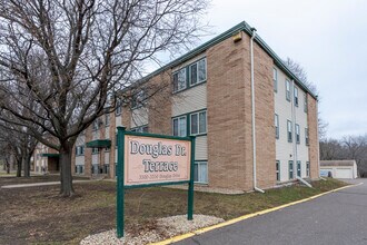 Douglas Drive Terrace in Crystal, MN - Foto de edificio - Building Photo