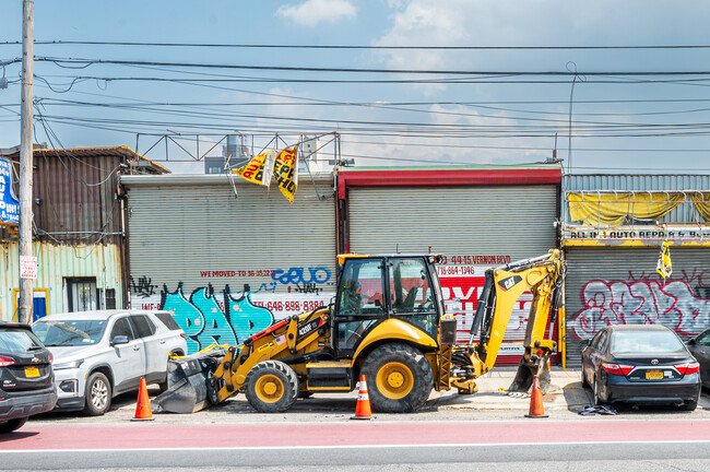 37-25 21st Street in Long Island City, NY - Building Photo - Building Photo