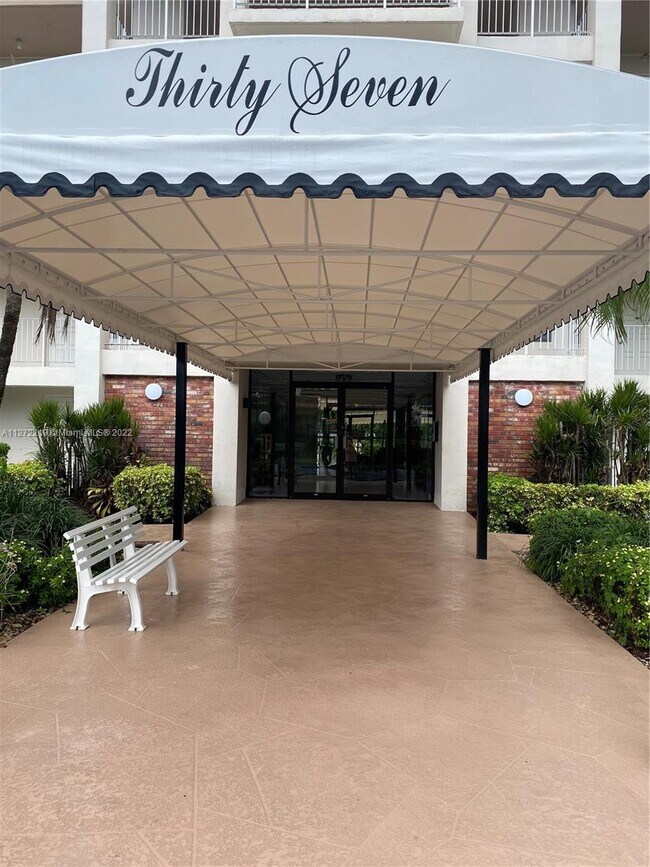 3351 S Palm Aire Dr-Unit -205 in Pompano Beach, FL - Building Photo - Building Photo