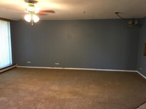 2201 S Highland Ave, Unit 1M in Lombard, IL - Building Photo - Building Photo