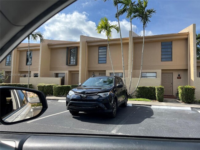 1400 NW 97th Ter in Pembroke Pines, FL - Foto de edificio - Building Photo