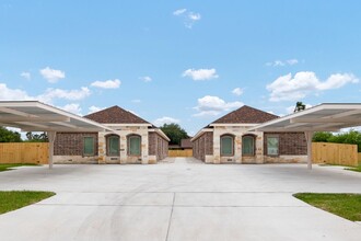 303 Mistletoe Ave, Unit B in Mercedes, TX - Building Photo - Building Photo