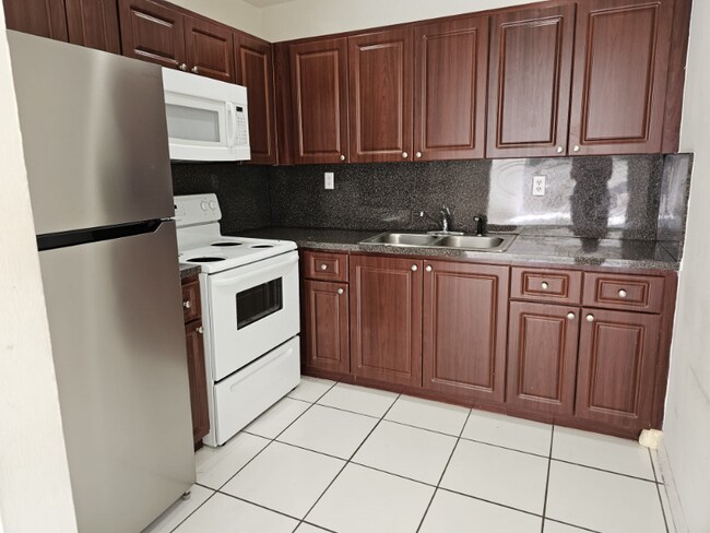 6961 W 14th Ct, Unit 6961 W  14th Ct. in Hialeah, FL - Foto de edificio - Building Photo